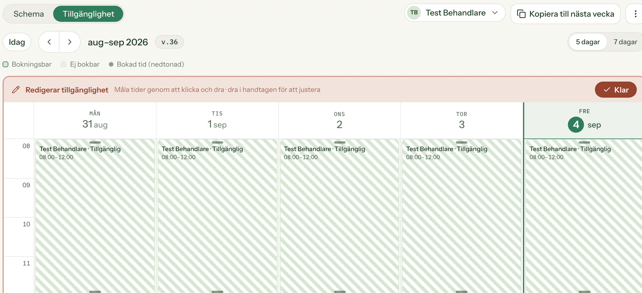 Kalendern i läget Tillgänglighet: växlaren Schema/Tillgänglighet med Tillgänglighet vald, behandlarväljaren och knappen Kopiera till nästa vecka, förklaringen Bokningsbar/Ej bokbar/Bokad tid, banderollen Redigerar tillgänglighet med knappen Klar, och en vecka där förmiddagar och eftermiddagar är målade som bokningsbara.